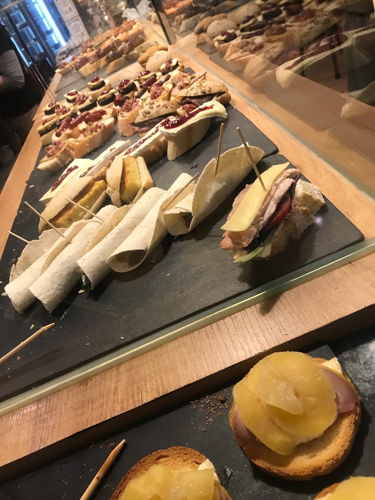 Cafeteria EL CAFENET — Comida y bebida