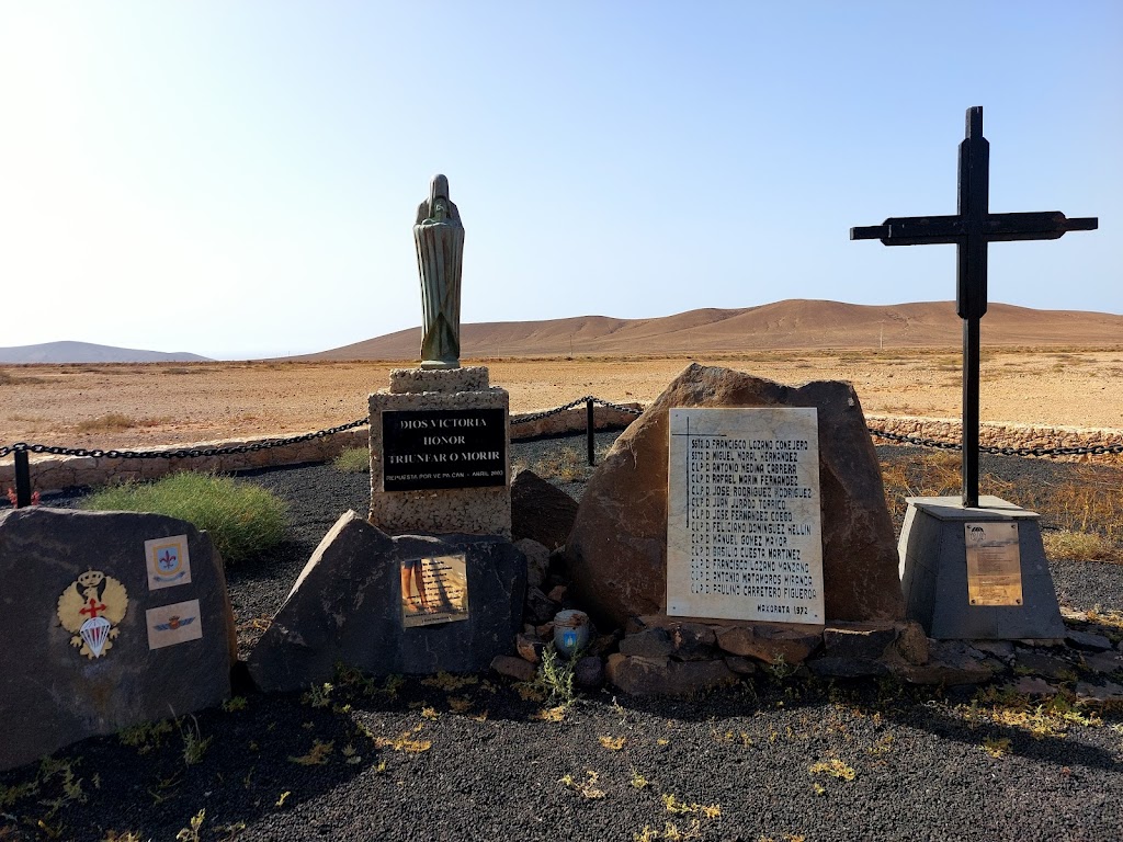 Monumento Caidos Bandera Paracaidista Roger de Flor