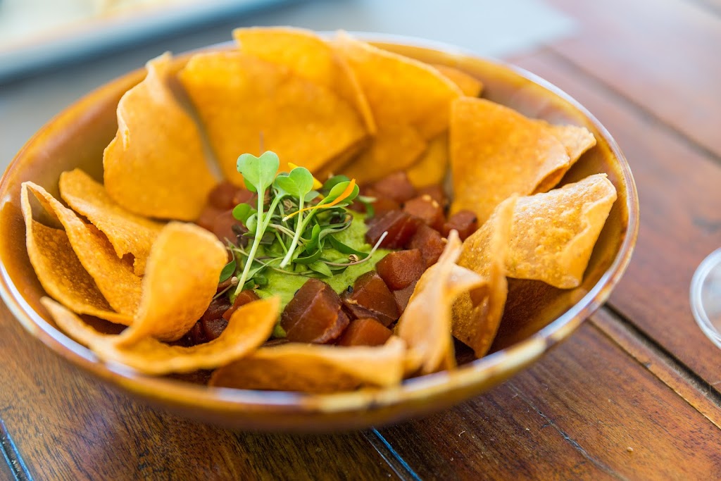 Central Aura Lounge — Comida y bebida