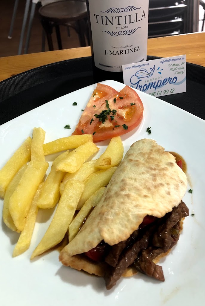 Bodegon El Trompero — Comida y bebida