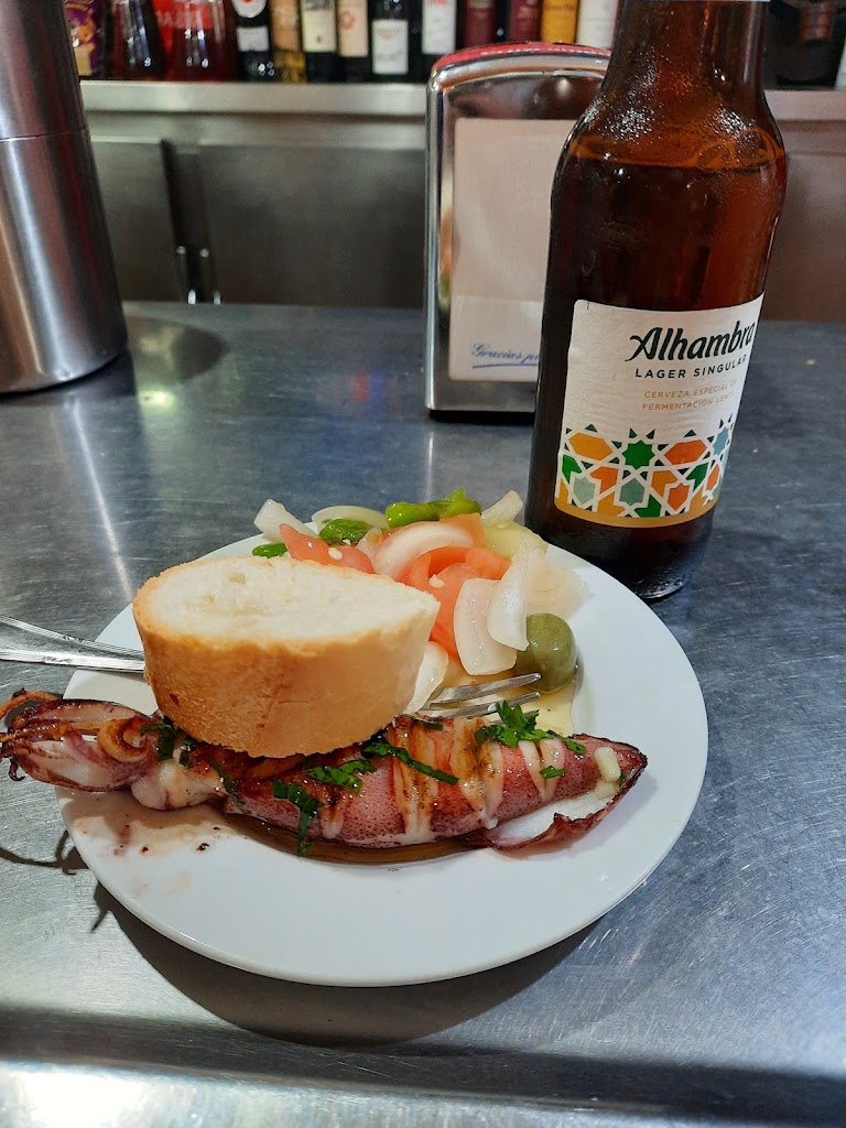 Cafe Bar La Perla Roja — Comida y bebida