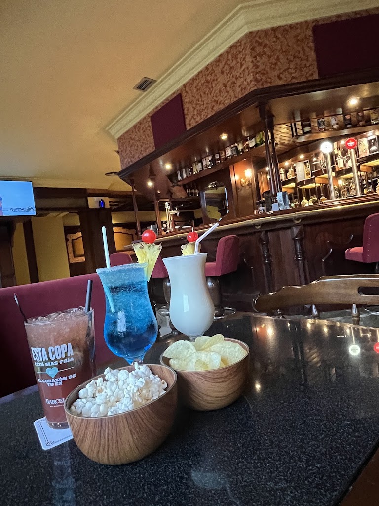 Lux Cocktail Bar — Comida y bebida