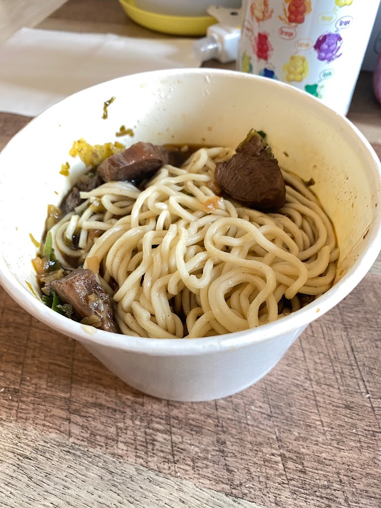 巷子重慶小麵《特色口水雞｜雜醬酸辣粉｜豌雜米線｜老麻抄手｜酸菜肉絲米線｜麻辣涼麵｜三鮮砂鍋米線｜紅燒牛肉麵｜紅燒肥腸麵｜泡椒鳳爪｜麻辣重慶小吃｜川渝私房小菜》 的照片