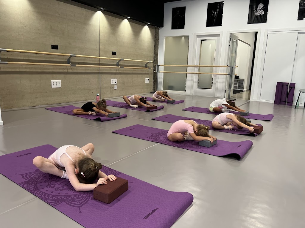 Escuela de Ballet by Olga Mykhailichenko