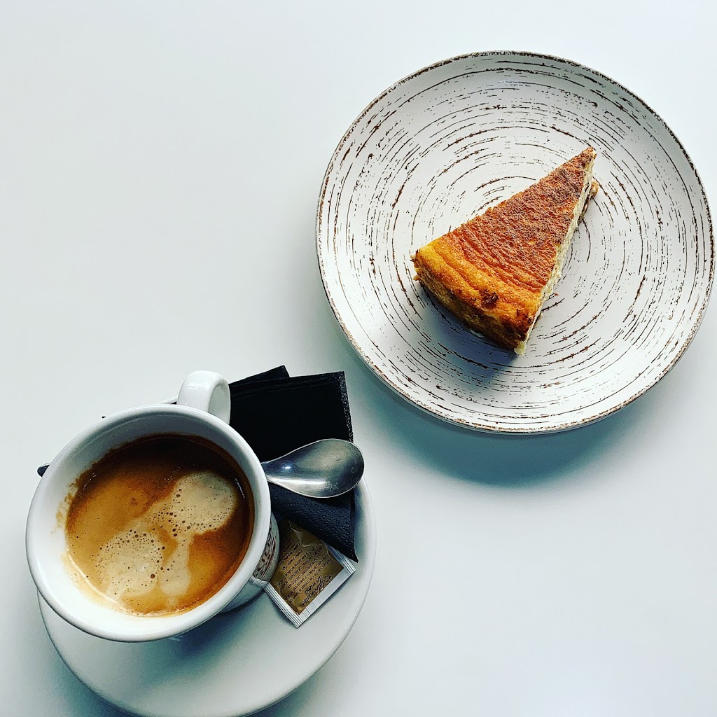 CAFETERIA LA CAMPANA. — Comida y bebida