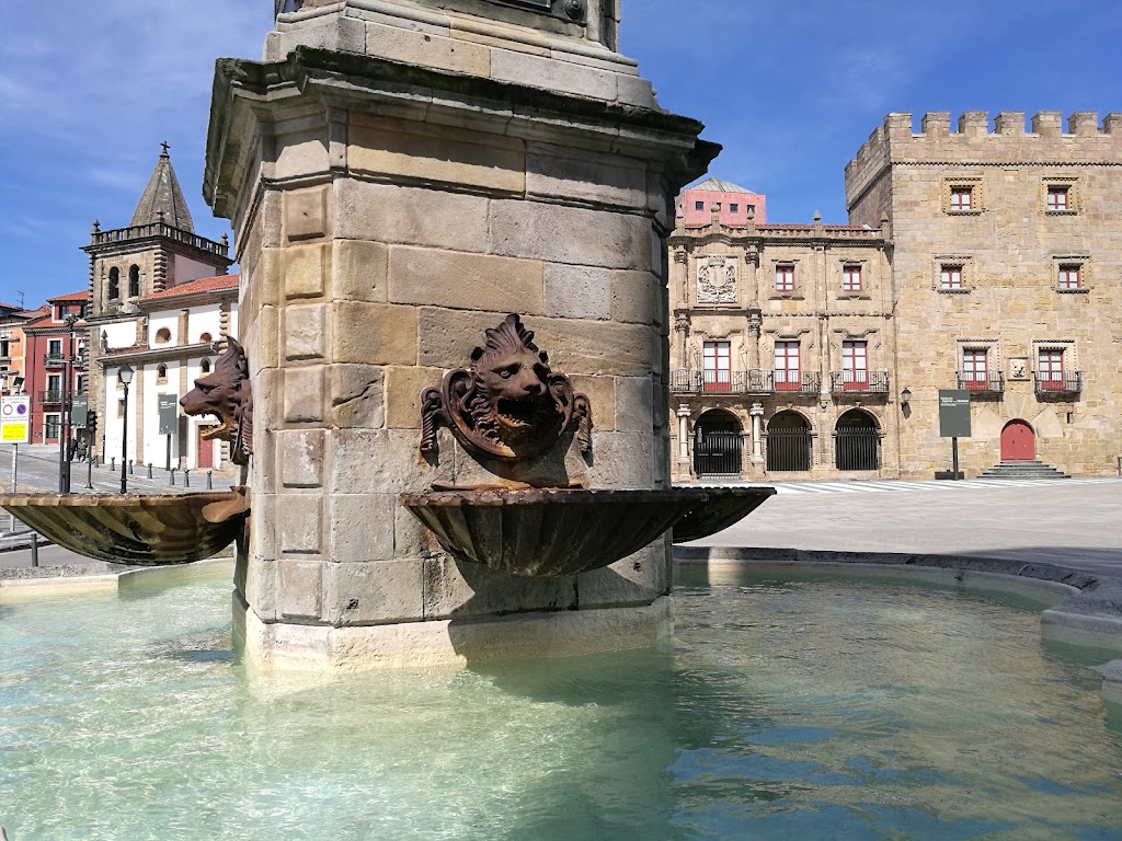 Fuente y Estatua de Pelayo