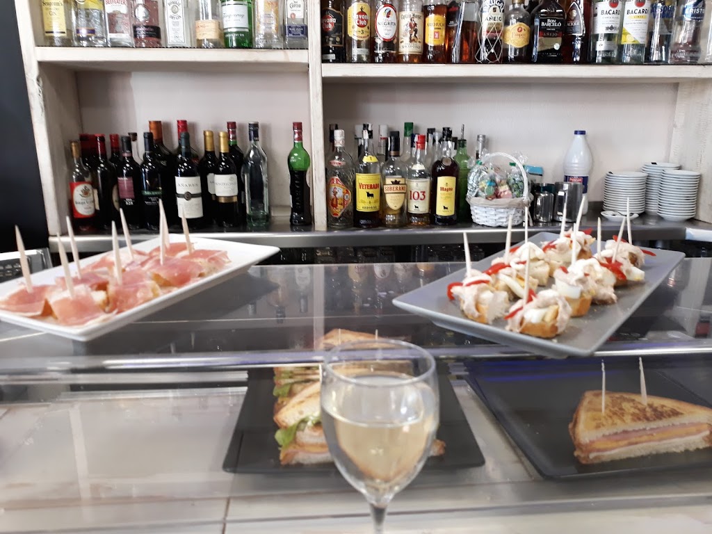 Cafe Bar El Cuevano — Comida y bebida