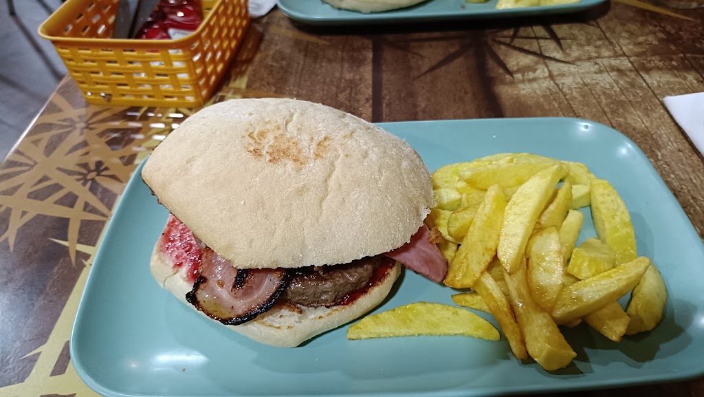 Cerveceria El Tapeo — Comida y bebida