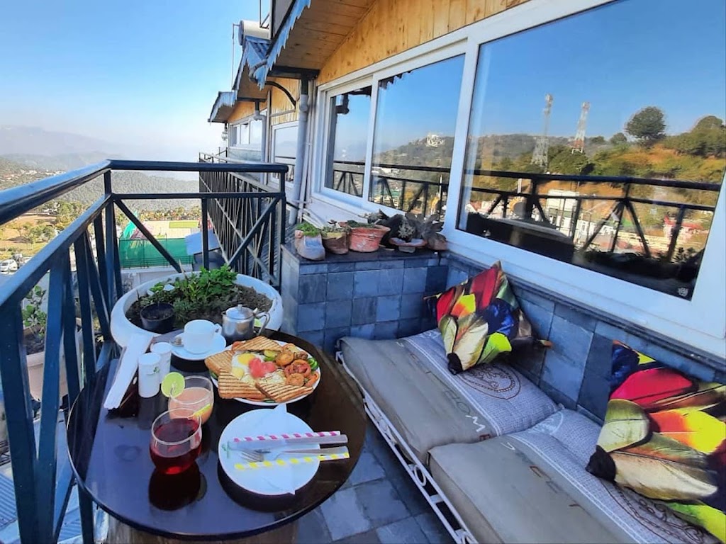 Hangout Rooftop Bar And Lounge