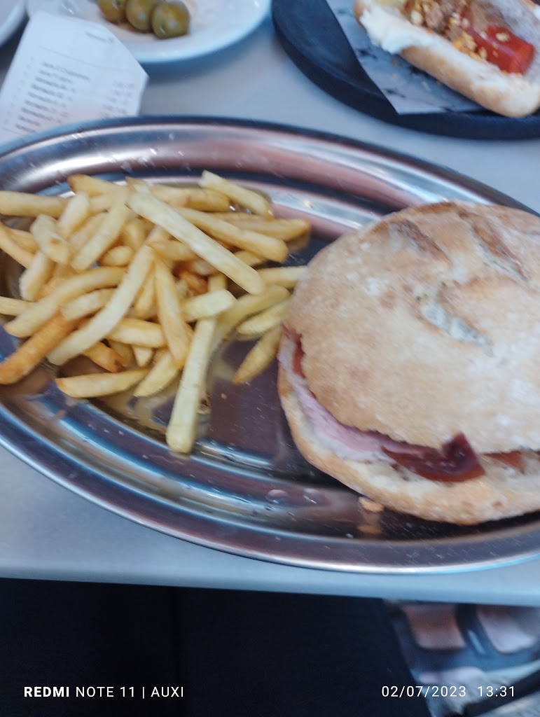 Cien Montaditos — Comida y bebida