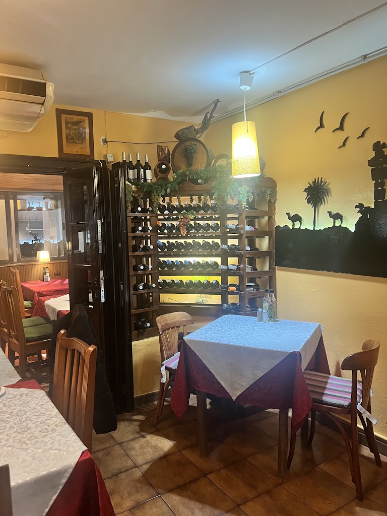 The Plough Spanish restaurante — Ambiente