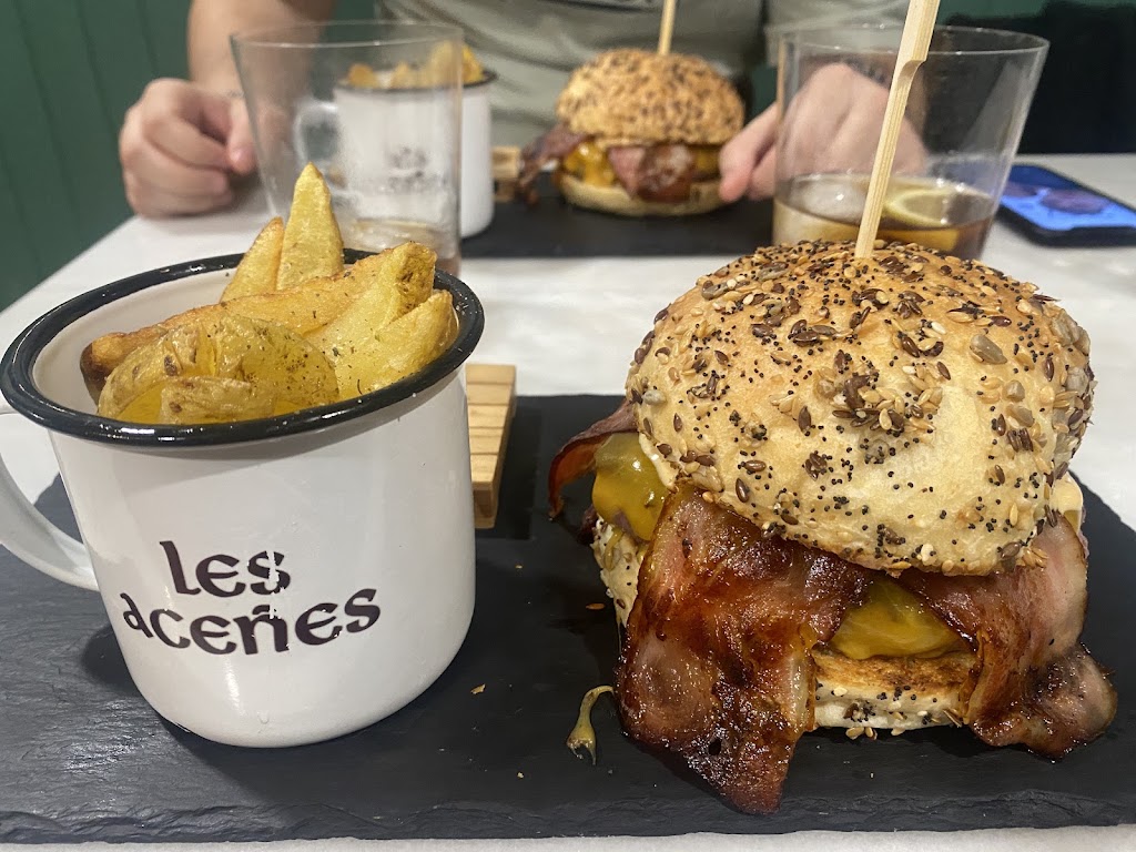 Les Acenes — Comida y bebida
