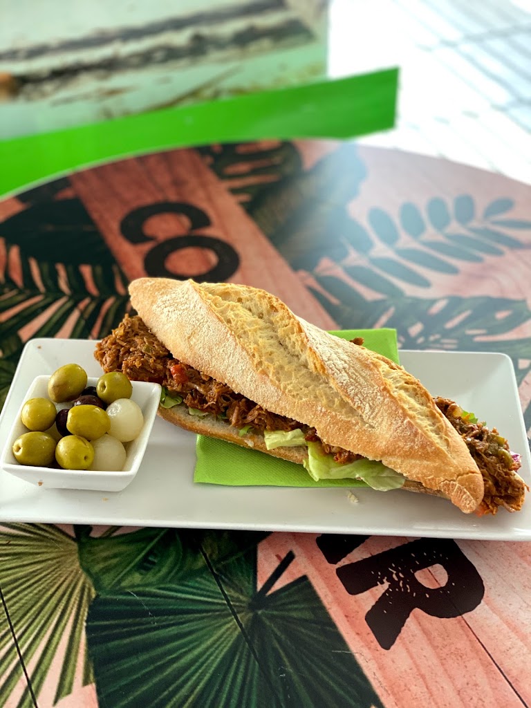 Bar-Cafeteria La Cubanita — Comida y bebida