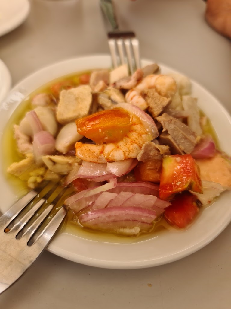 Bar Restaurante La Campana — Comida y bebida