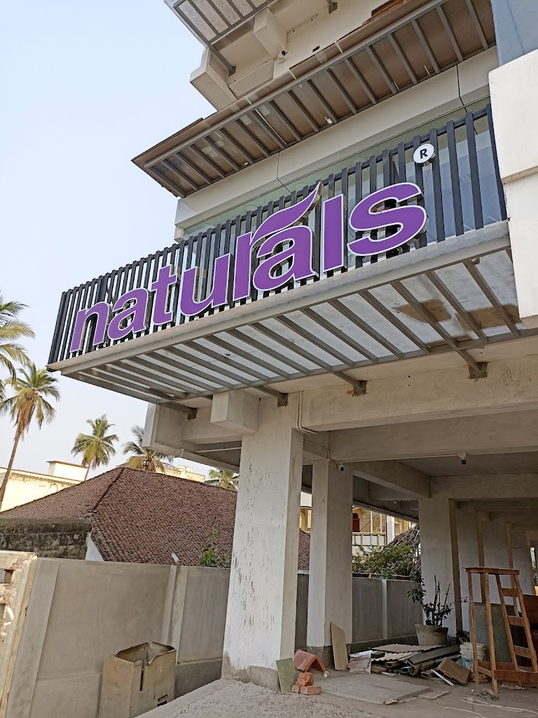 Naturals Salon
