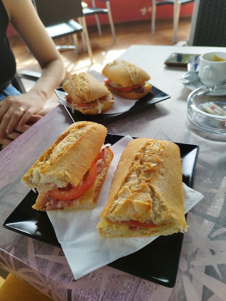 Bar Hernandez (Sport Bar Hernandez) — Comida y bebida