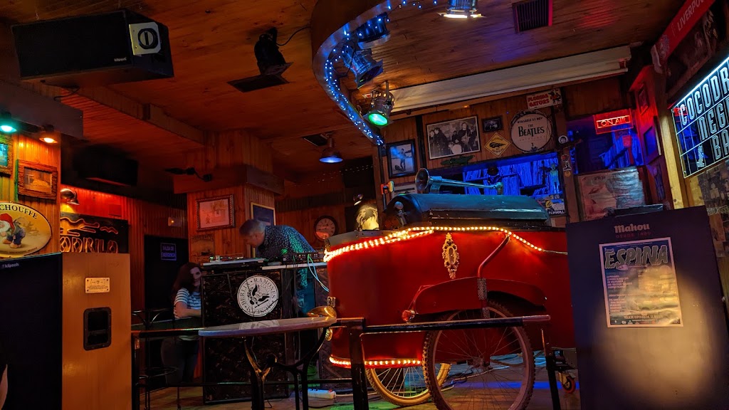 Cocodrilo Negro Bar — Ambiente