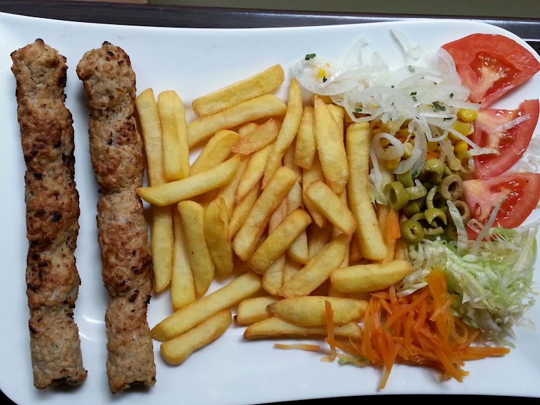 Ali Kebab y Pizzeria — Comida y bebida