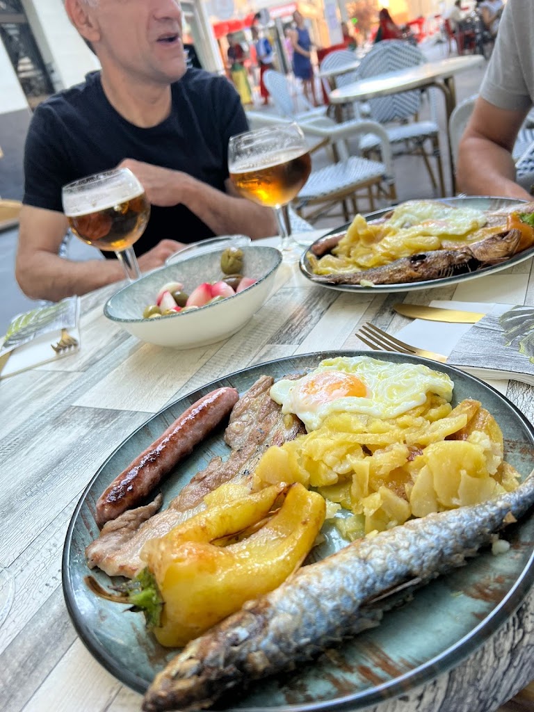 CAFETERIA EL PASEO — Comida y bebida