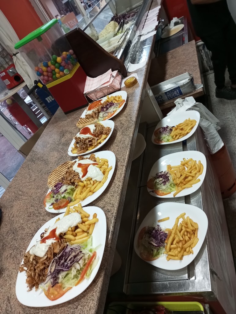 Requena Rica Kebab-Pizzeria — Comida y bebida
