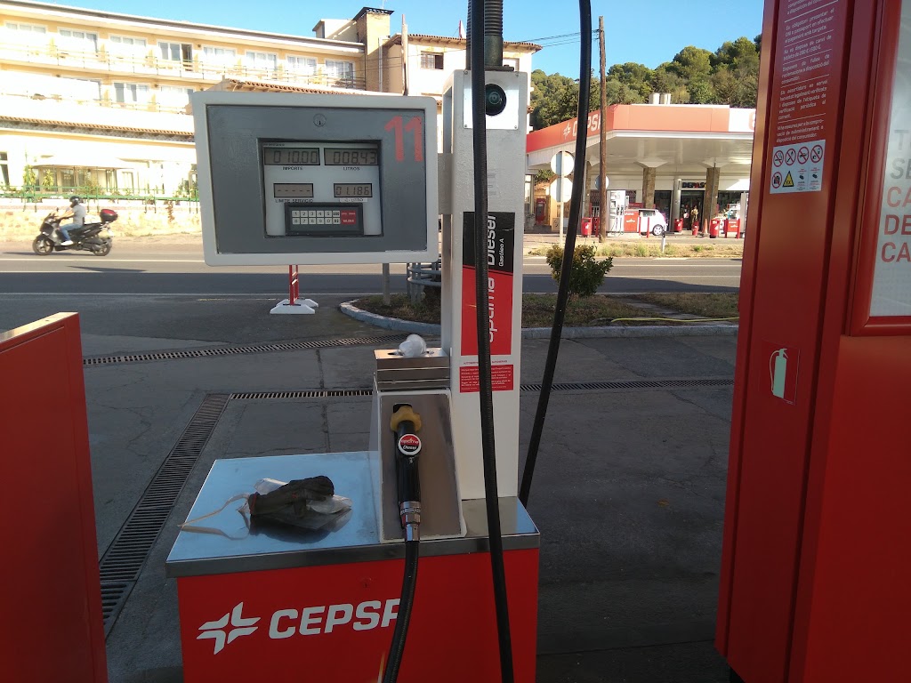 Estacion de servicio Cepsa — Surtidor de combustible