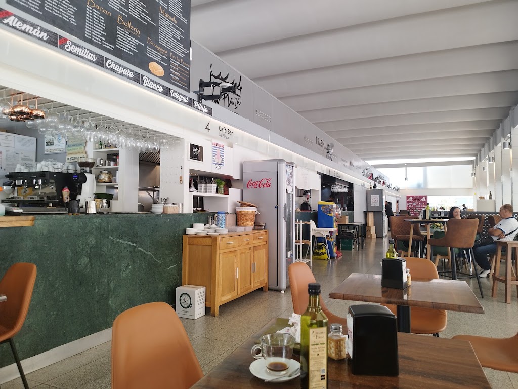 La Plaza CAFE-BAR. — Ambiente