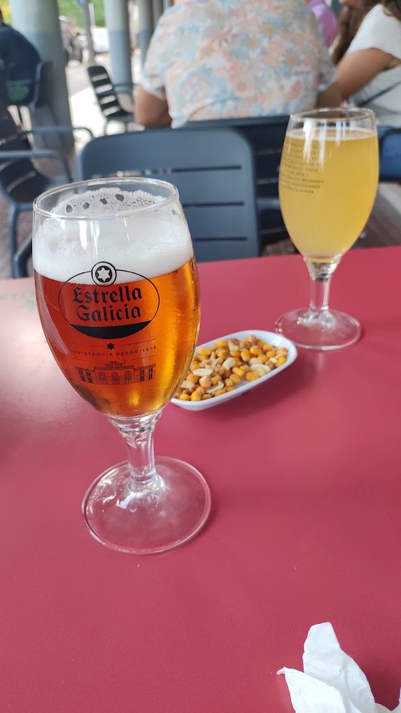 Cerveceria Chester — Comida y bebida