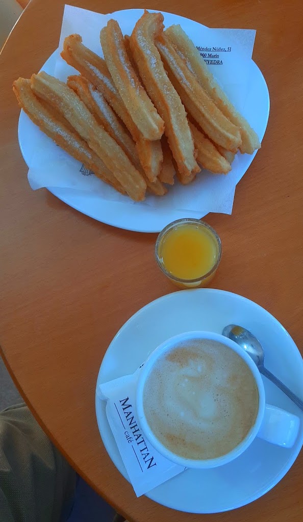Cafe Manhattan, C. B. — Comida y bebida