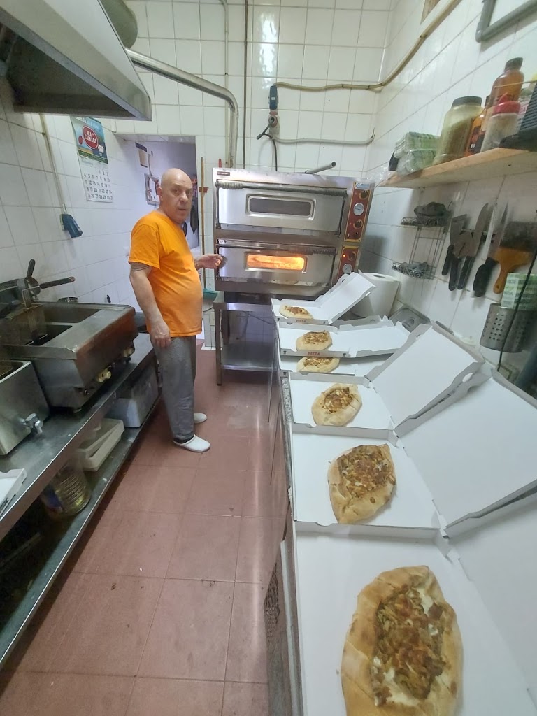 Pizzeria Kebab Es Fanalet — Comida y bebida