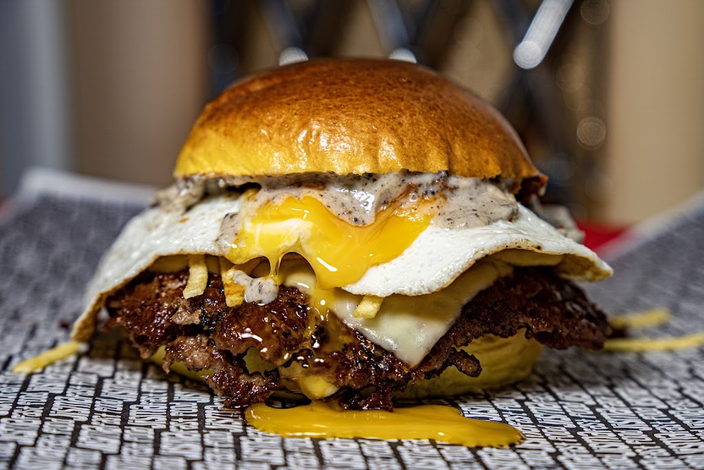 Jisma Burger Aguilas — Comida y bebida
