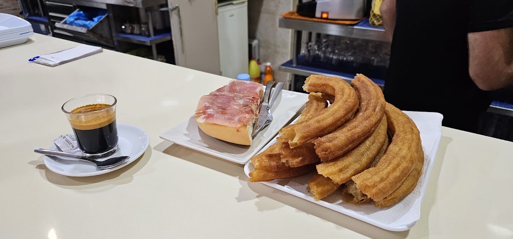 El Pilar - Churreria & Cafeteria — Comida y bebida