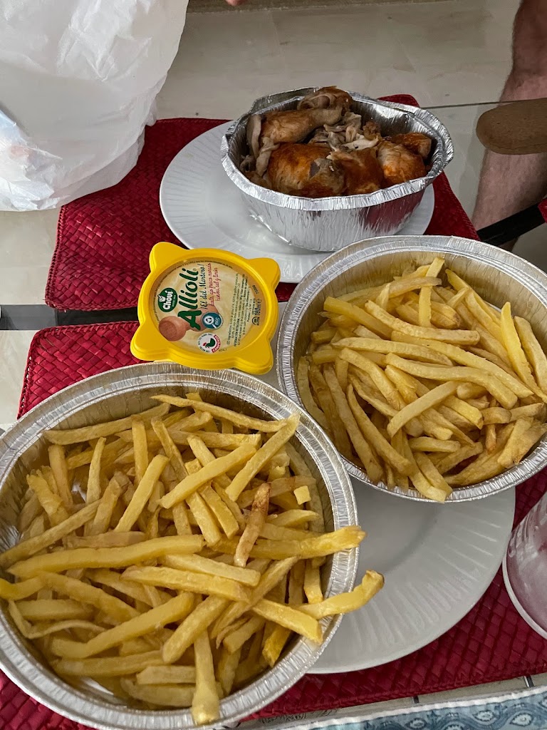 Asador De Pollos Nueva Sevilla — Comida y bebida