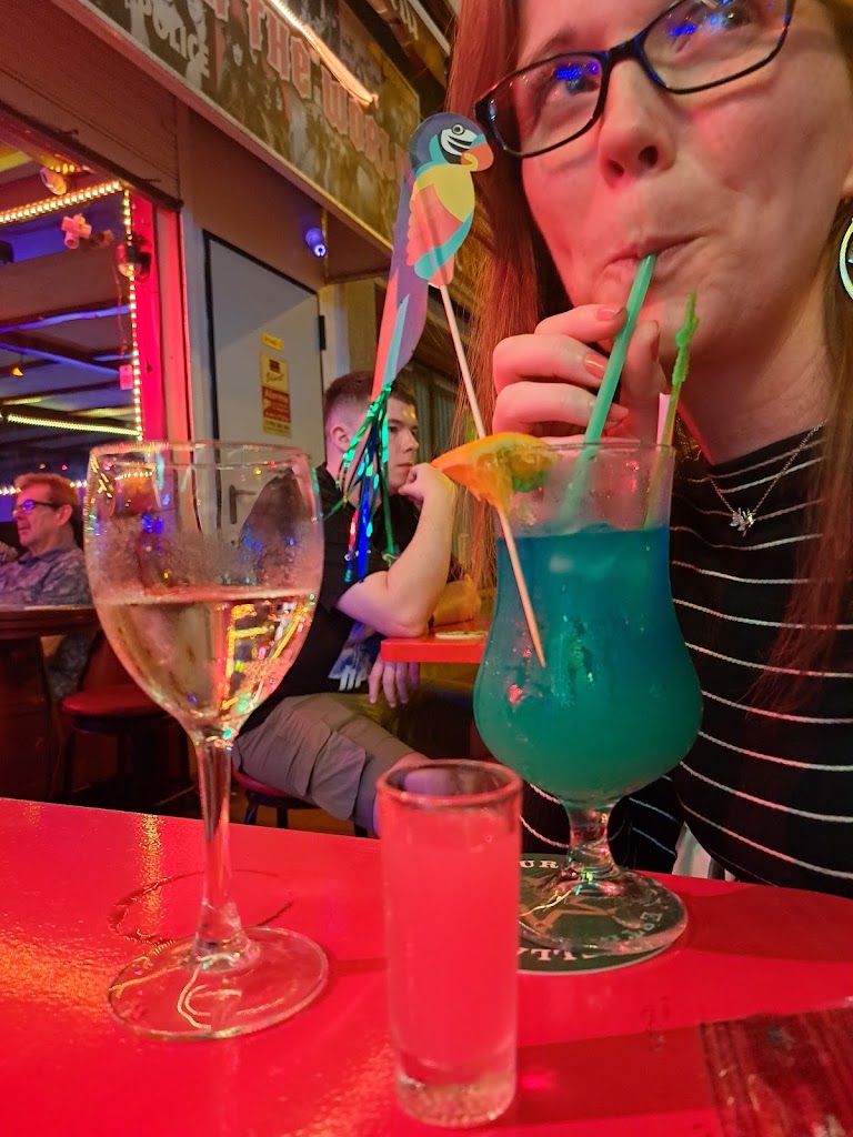 Sax Bar — Comida y bebida