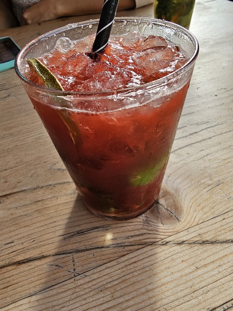 Casey's Lounge — Comida y bebida