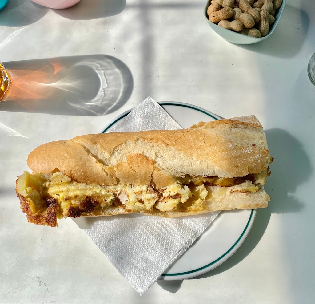 Bar La Nave — Comida y bebida