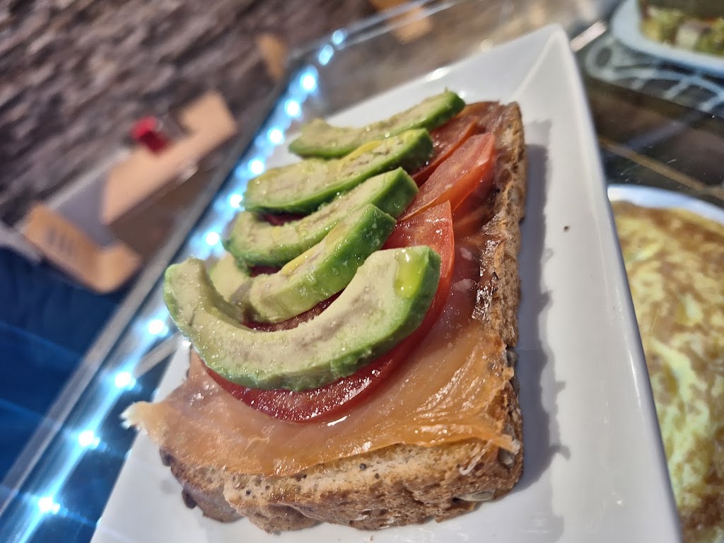 Cafe Bar Avenida 73 — Comida y bebida