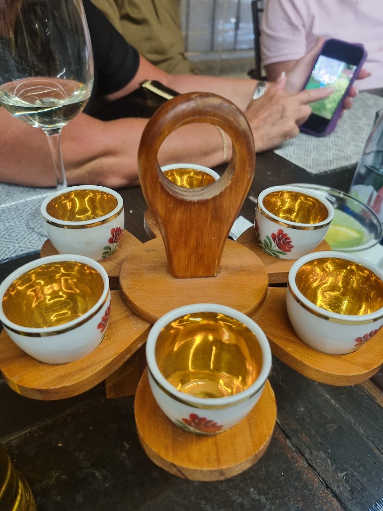 Churchill's Bar — Comida y bebida