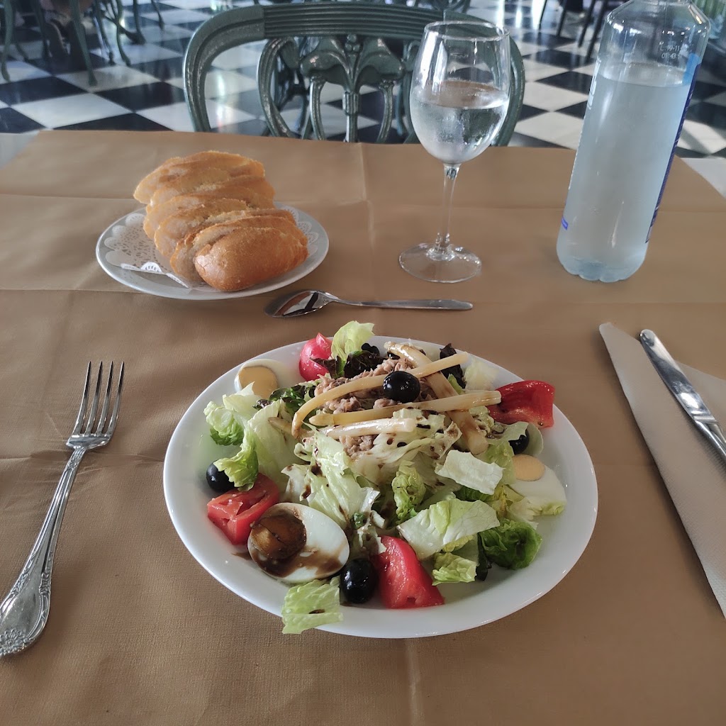 Restaurante La tarara — Comida y bebida