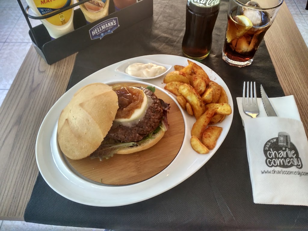 Charlie Comedy Burger Factory — Comida y bebida