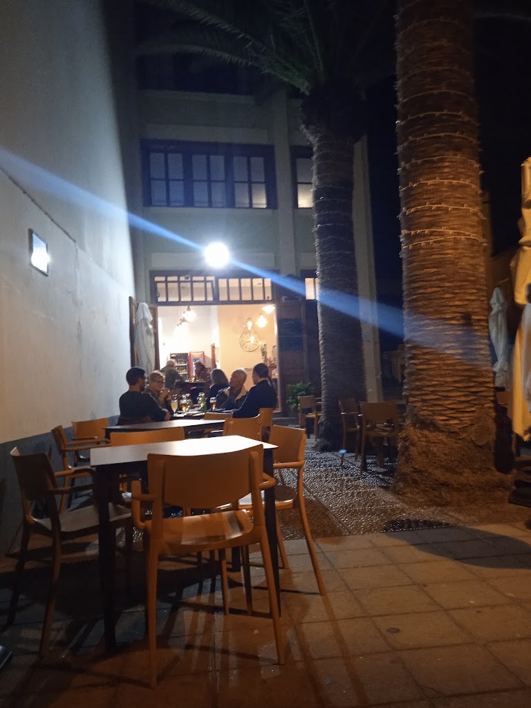 Cafe Bar Plaza Chica — Ambiente