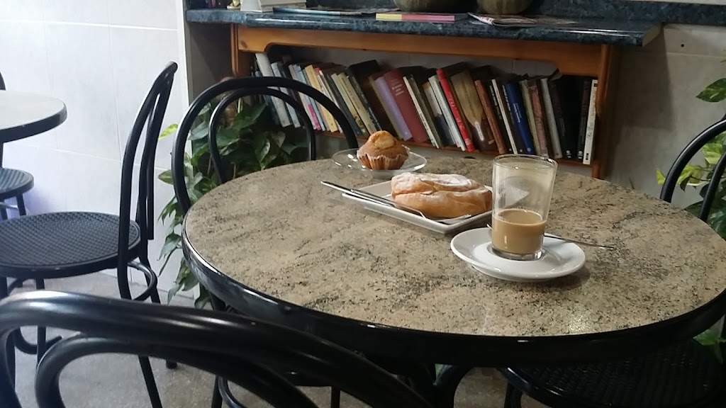 Cafeteria y Despacho de Pan 'La Creu' — Comida y bebida