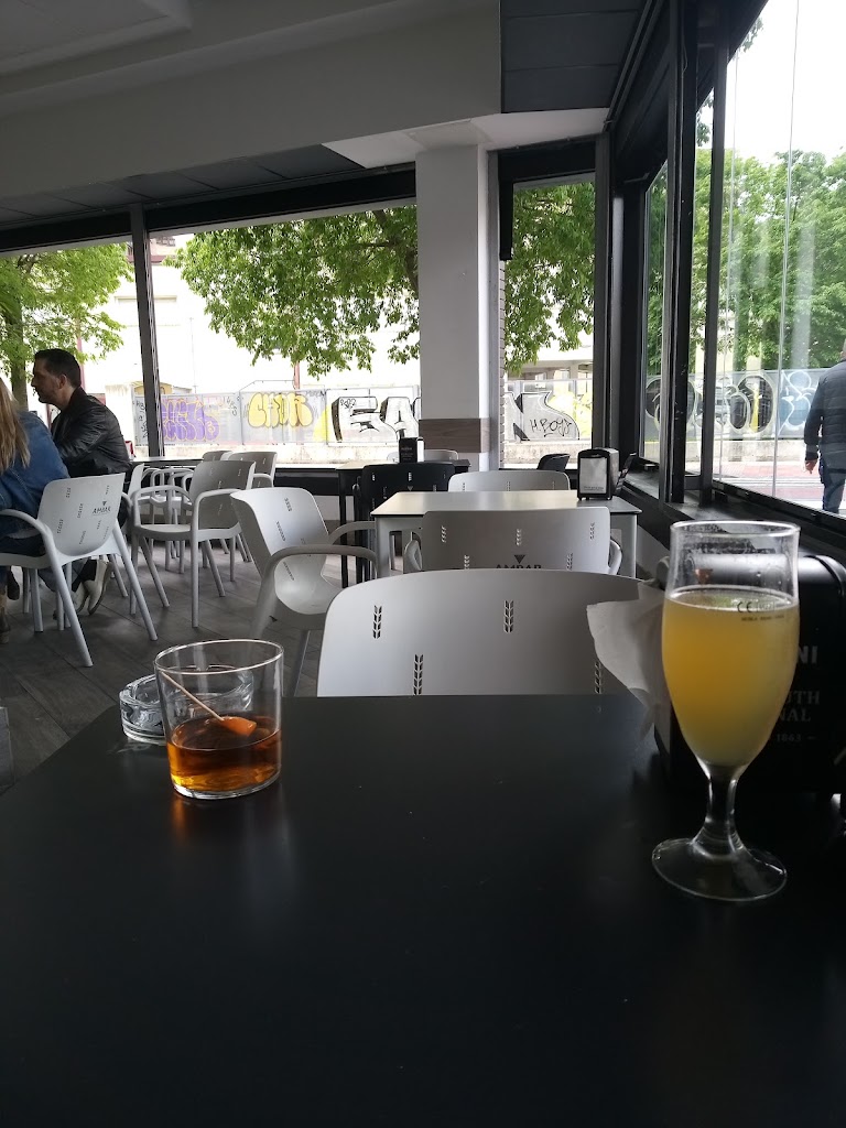 Arantxa Bar Cafeteria — Comida y bebida