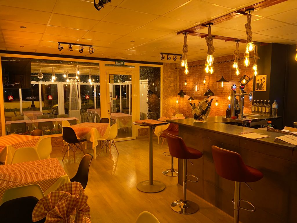 Pizzeria LA LUNA ROSSA — Ambiente