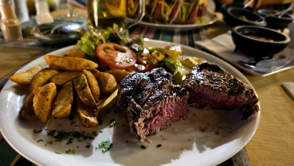 Steakhouse El Rancho — Comida y bebida