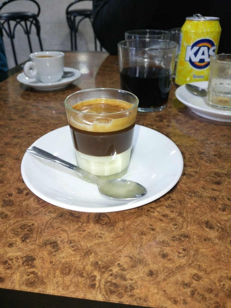 BAR KUYEN — Comida y bebida