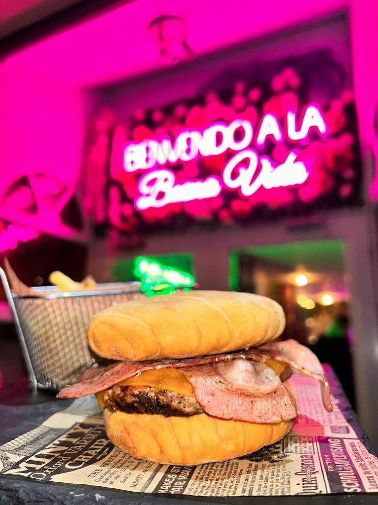 Yanomami Restobar — Comida y bebida