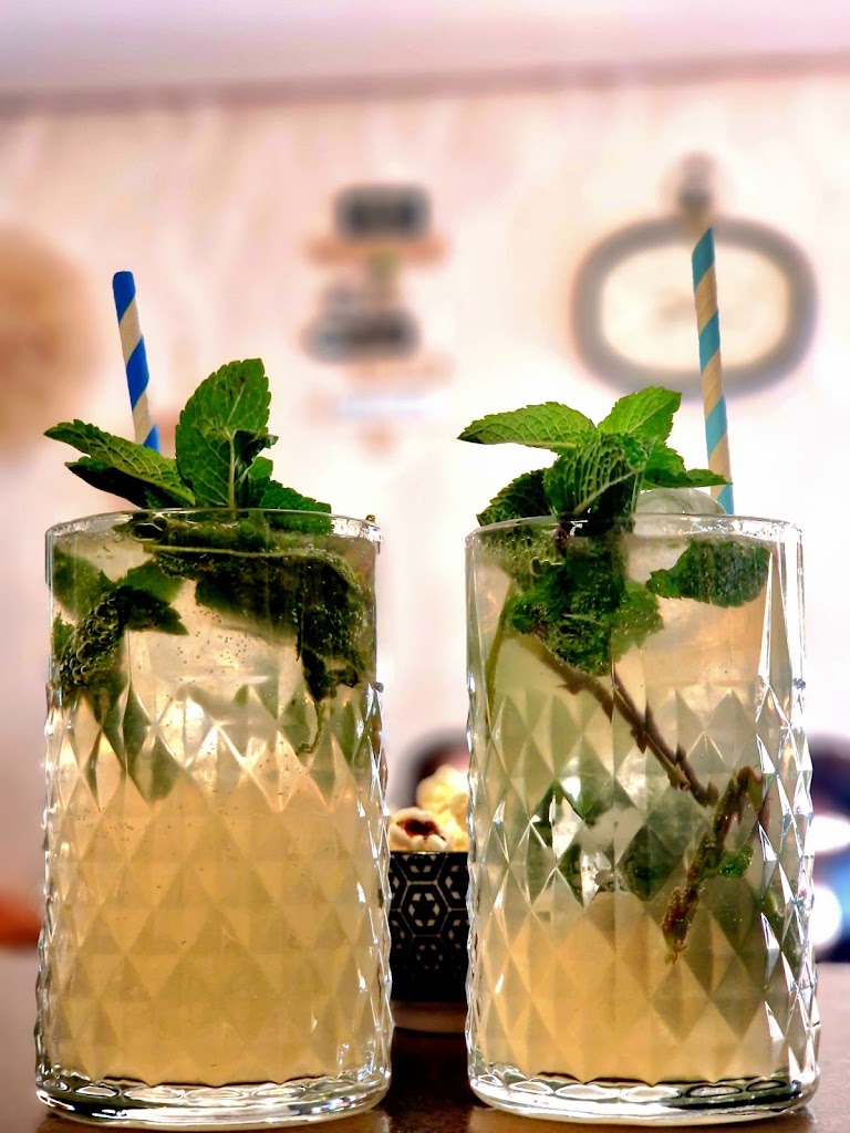 El Encanto Cocktail Bar — Comida y bebida