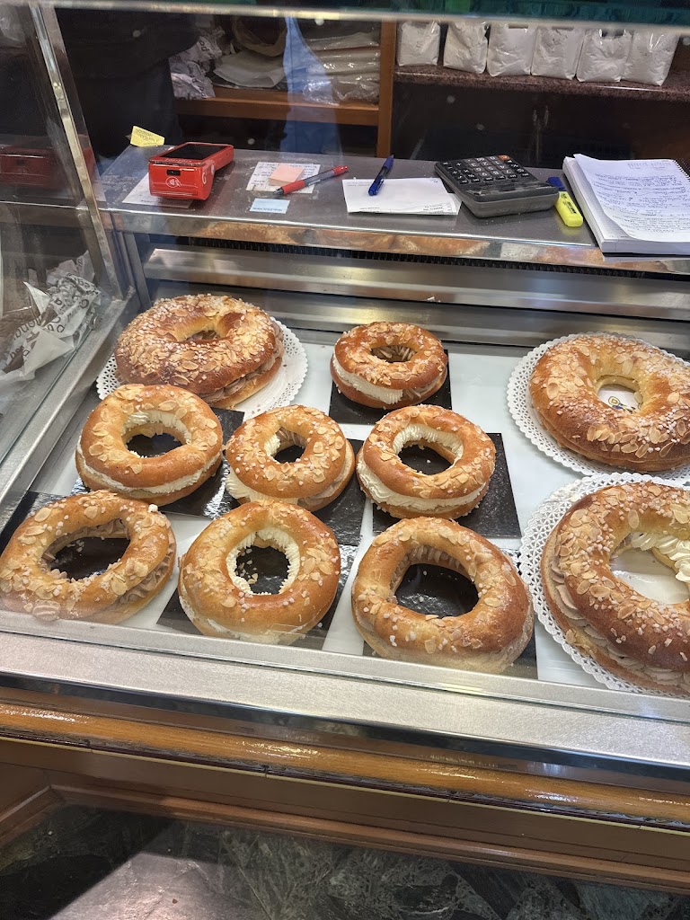 Forn de pa El Roser — Comida y bebida
