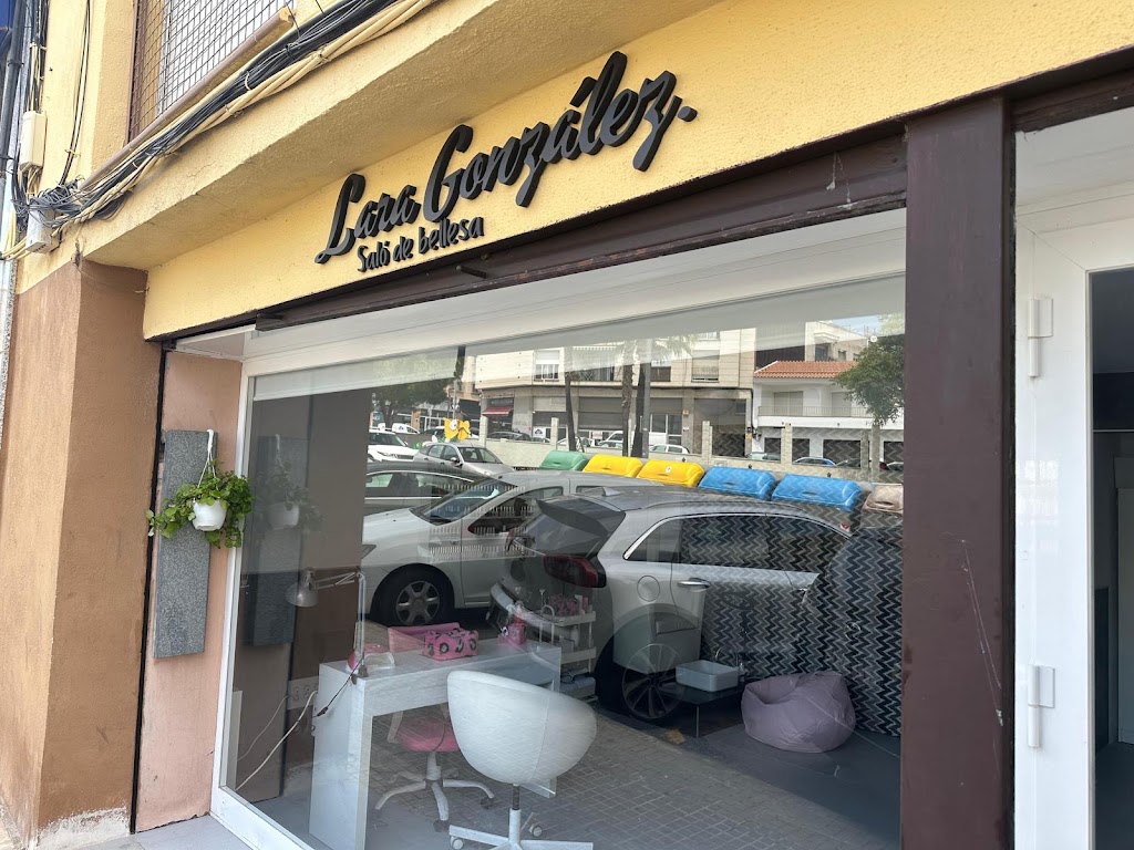 Lara Gonzalez — Exterior