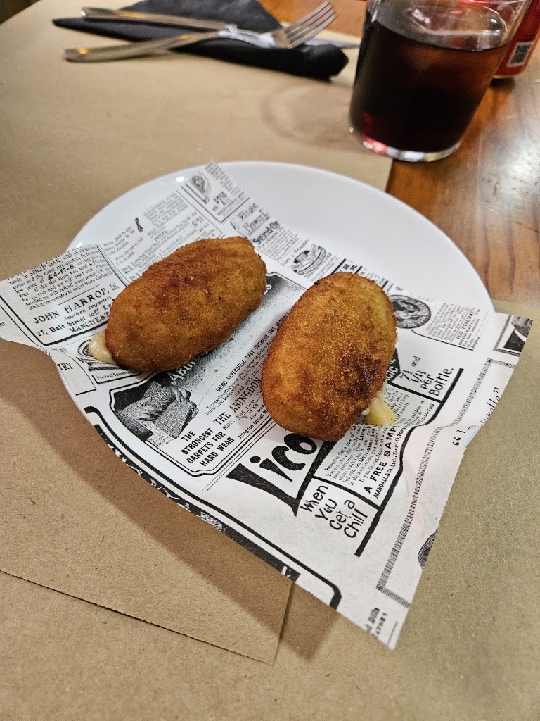 Cerveceria La Voz Negra — Comida y bebida
